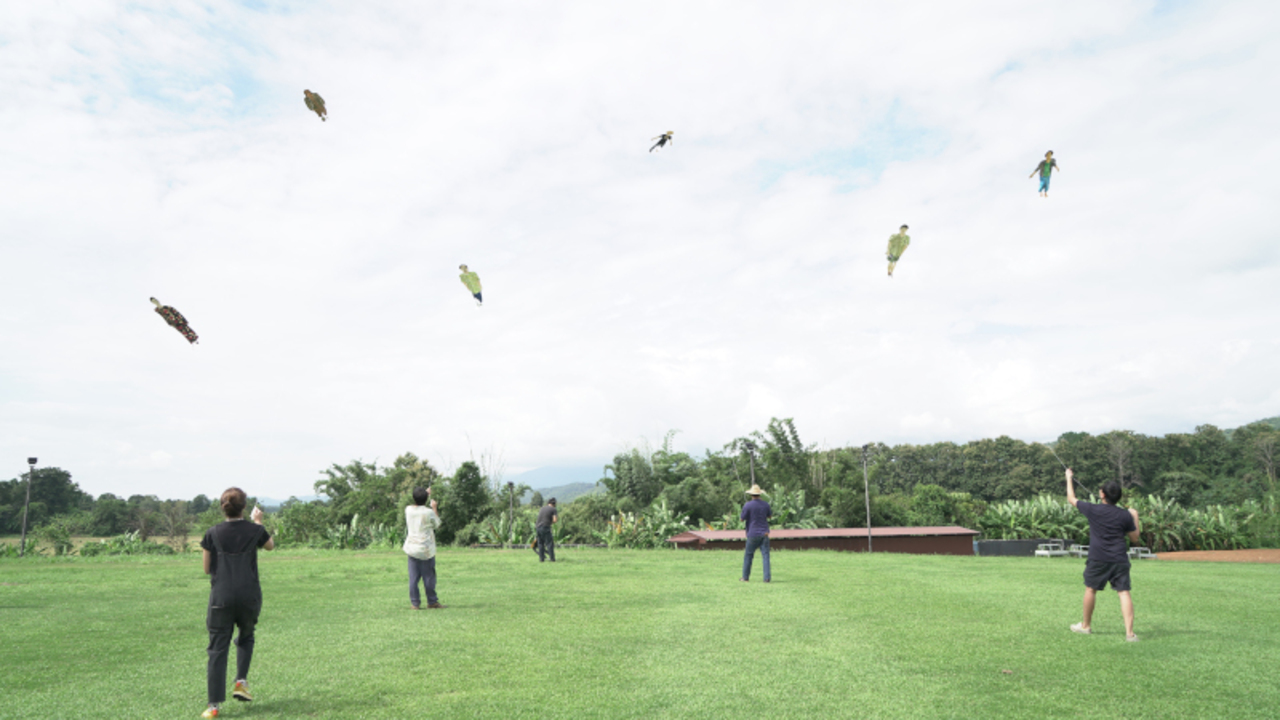 Vuelo de cometas para la exposición de Shimabuku