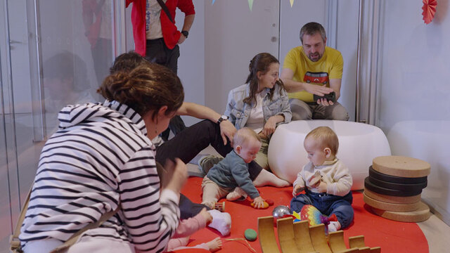 "Una plaza en fiesta". Música y danza para bebés