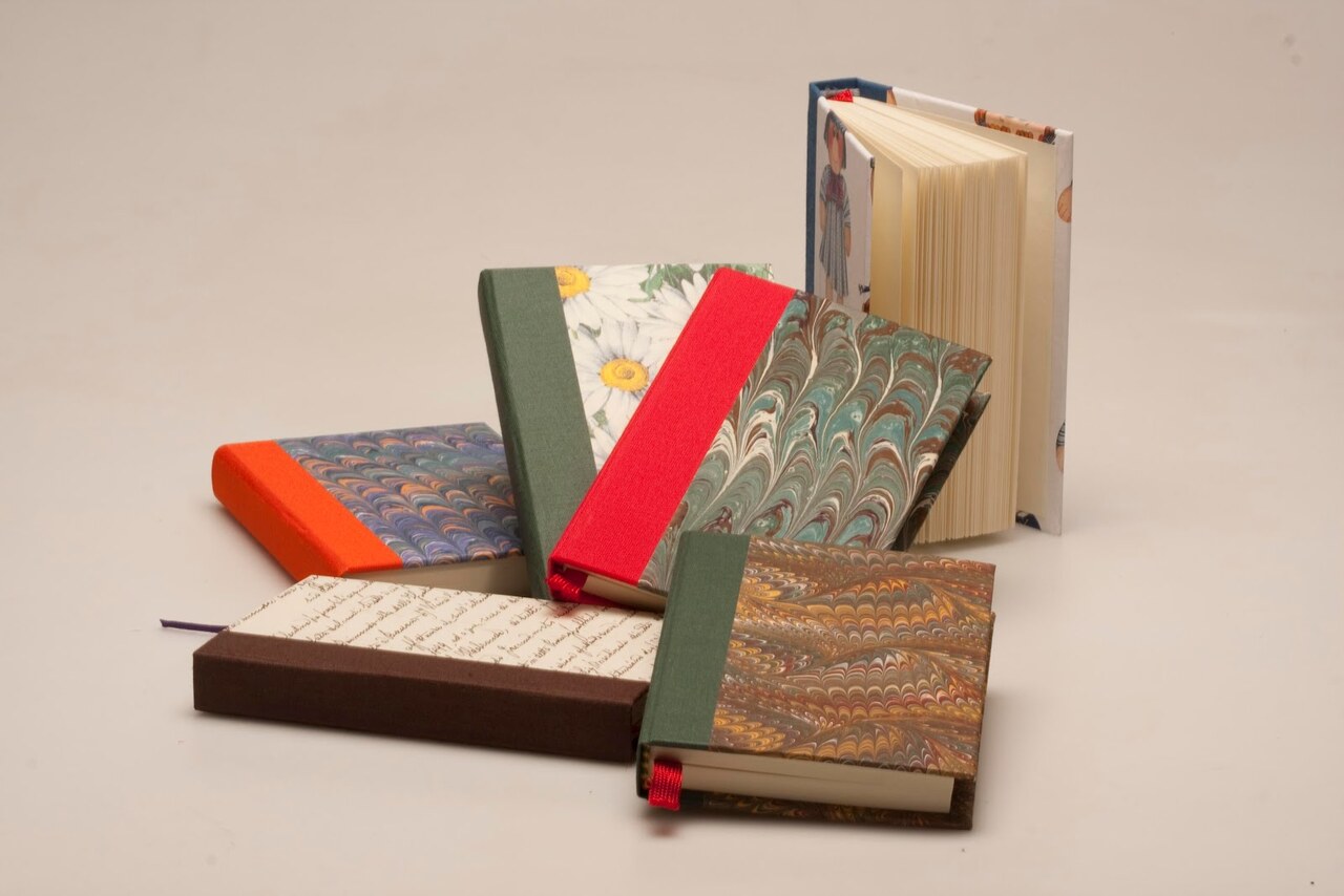 Taller de encuadernación con telar