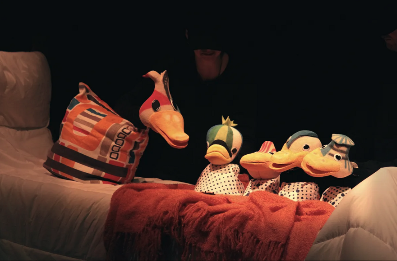 "Pato Feo”, títeres y objetos de Teatro Arbolé