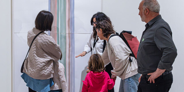 De tú a tú en la exposición "Yuko Mohri: Entrelazamientos"