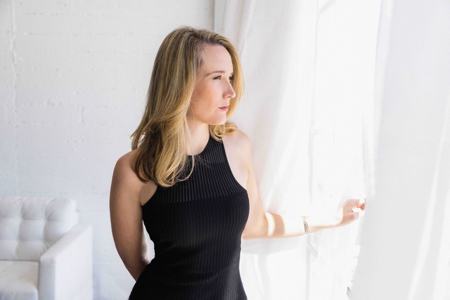 Sarah McKenzie, piano y voz