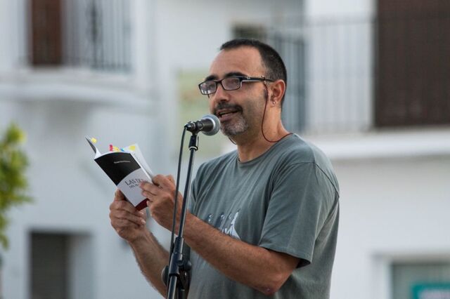 La Surada reanuda su programa con Pedro Sáez y las 'Voces prestadas' de la resistencia poética