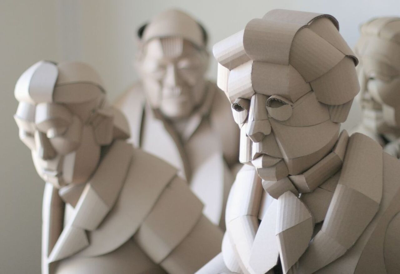 El estadounidense Warren King enseña este fin de semana en Santander cómo fabricar esculturas de cartón