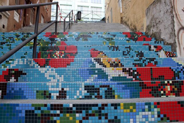 Un mosaico de arte urbano revive la escalera de la calle San Antón