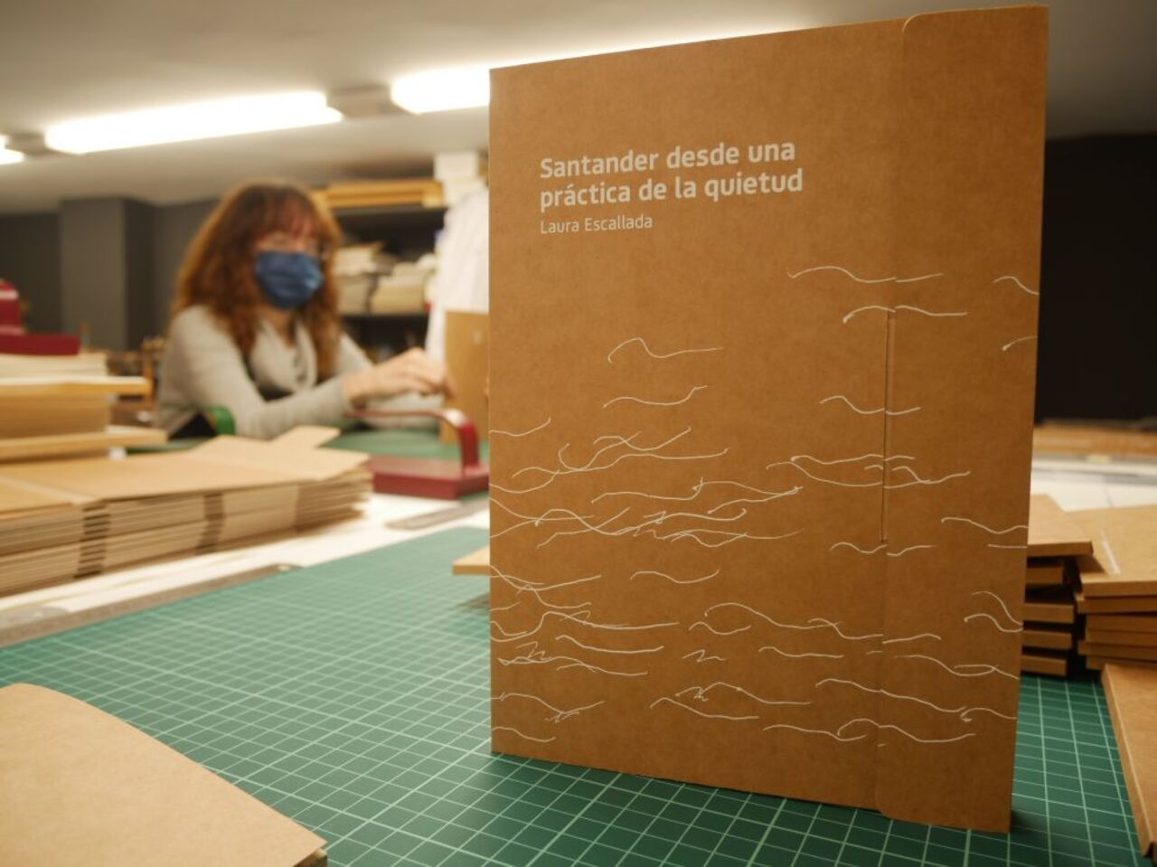 Laura Escallada retrata en un libro de artista el imaginario del mar Cantábrico